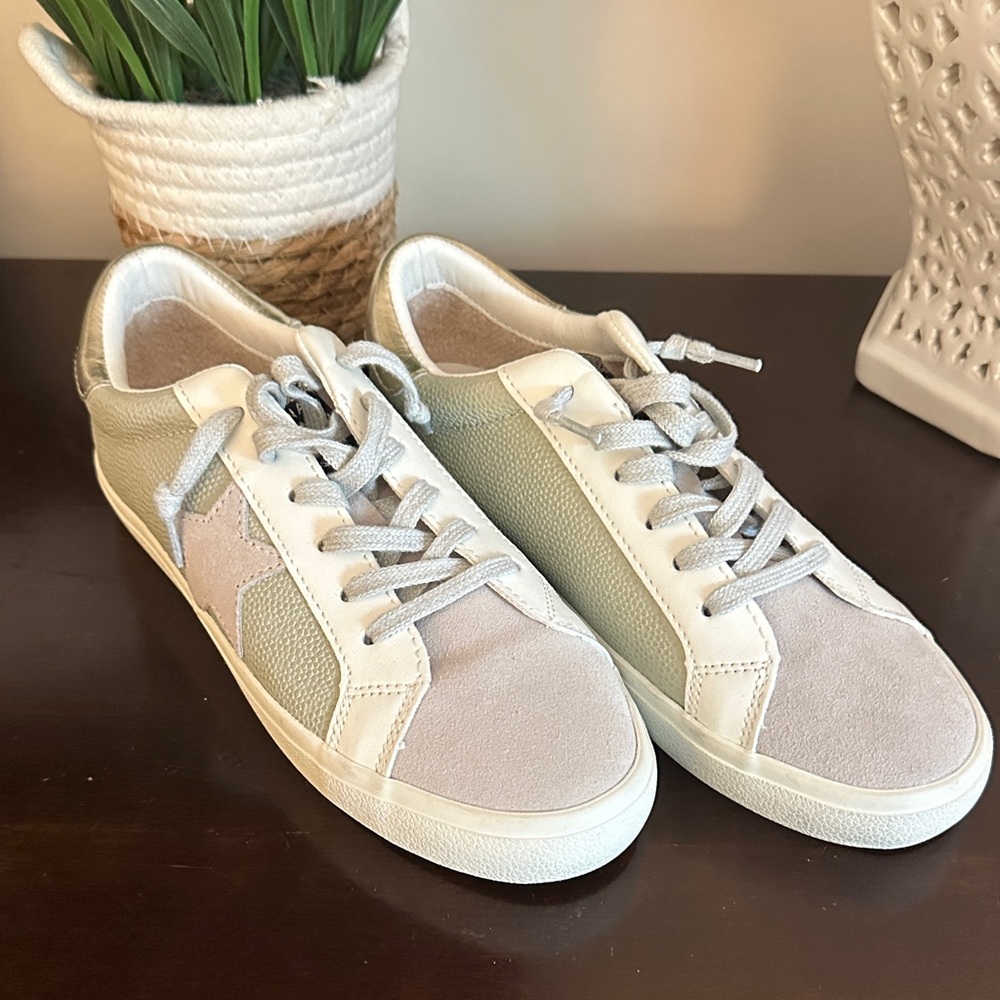 NWOT Stylish Beige and White Sneakers size 8